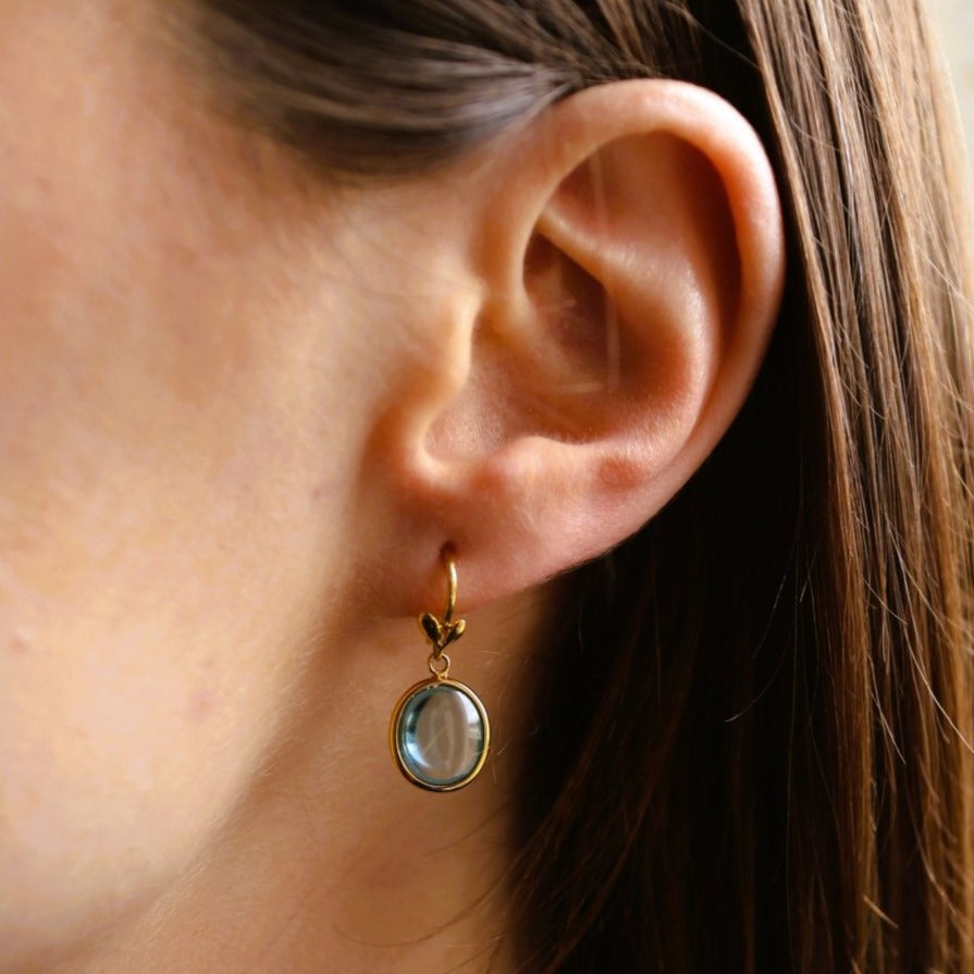 Boucles d'oreilles Pendantes TIFFANY & CO "Olive Leaf", en or jaune et topazes bleues - Castafiore