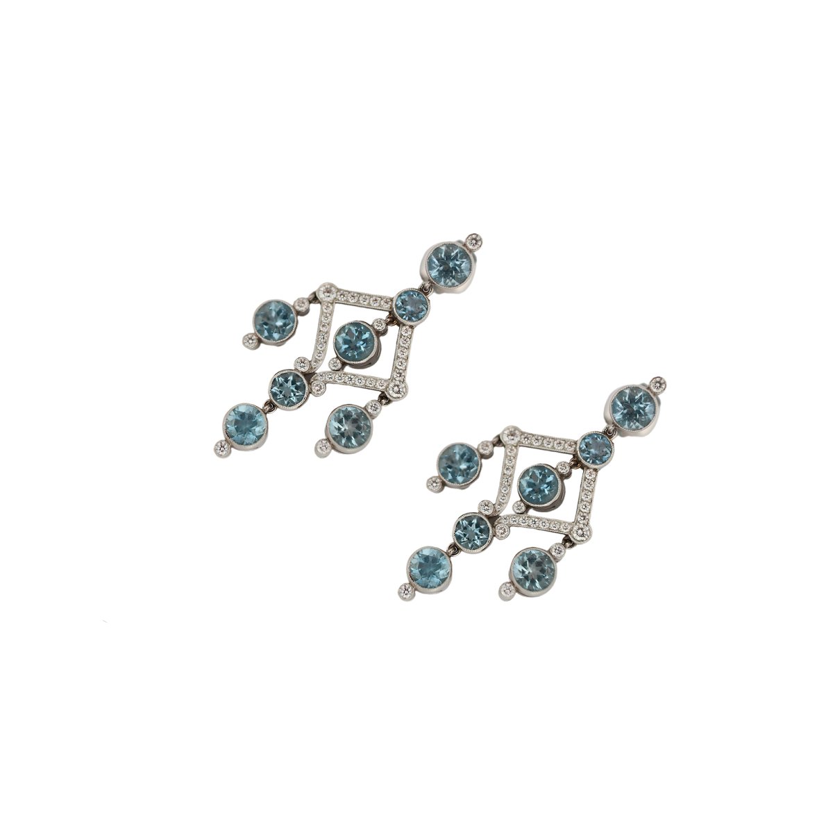Boucles d'oreilles pendantes TIFFANY en platine, diamants, et topazes - Castafiore