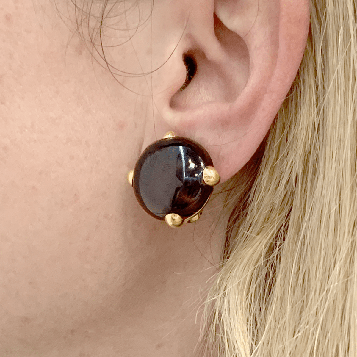 Boucles d'oreilles Pomellato, "Griffe", grenat, or jaune. - Castafiore