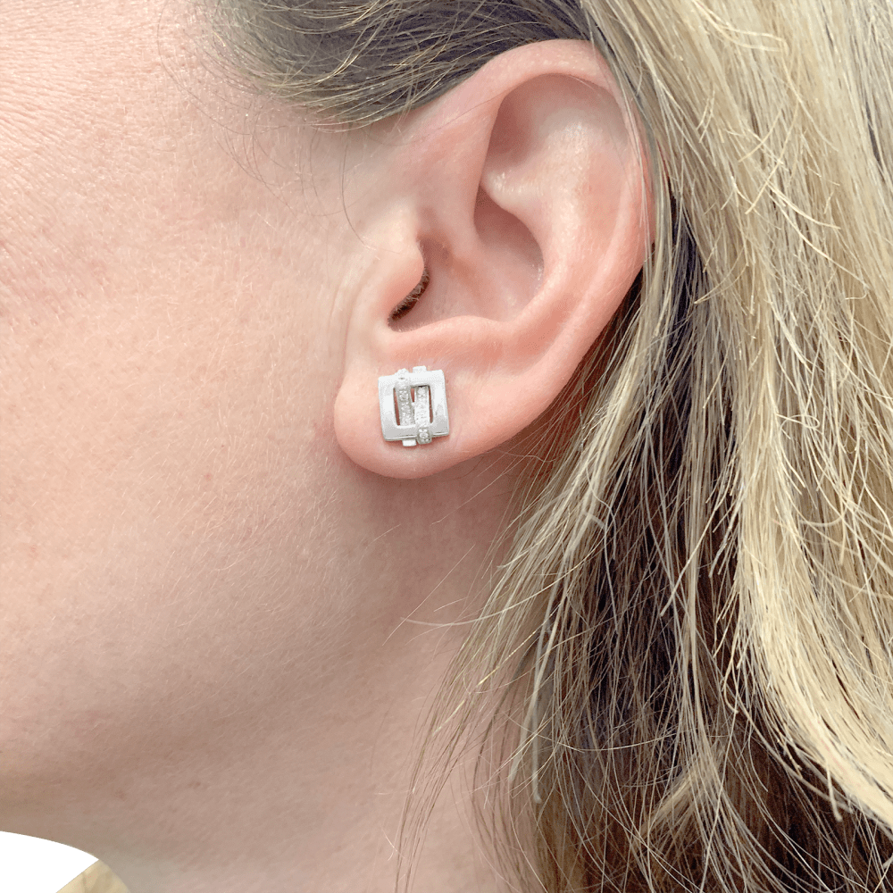 Boucles d'oreilles Puces BOUCHERON "Déchainée" en or blanc et diamants - Castafiore