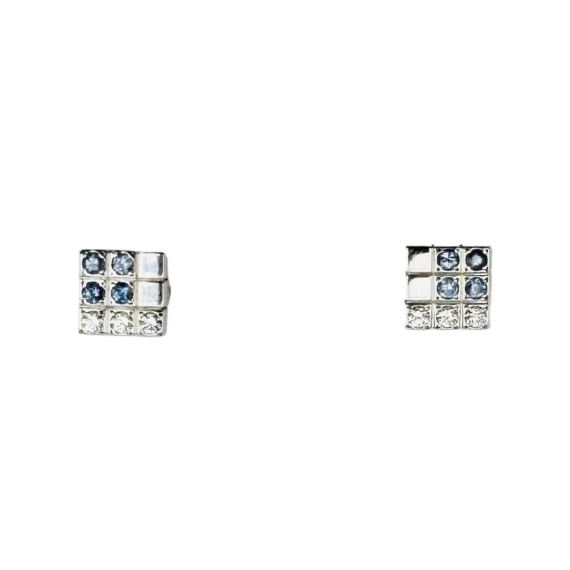 Boucles d'oreilles Puces CARTIER "Paillettes" en or blanc, saphirs et diamants - Castafiore