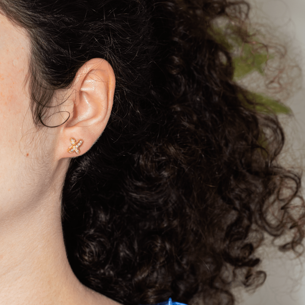 Boucles d'oreilles Puces CHAUMET "Jeux de Liens" en or jaune et diamants - Castafiore