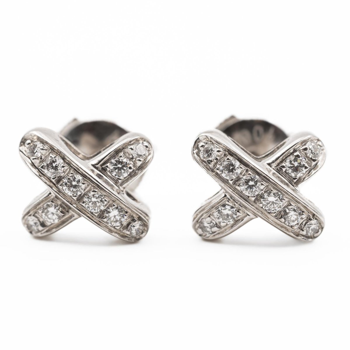 Boucles d'oreilles Puces CHAUMET "Liens" en or blanc et diamants - Castafiore