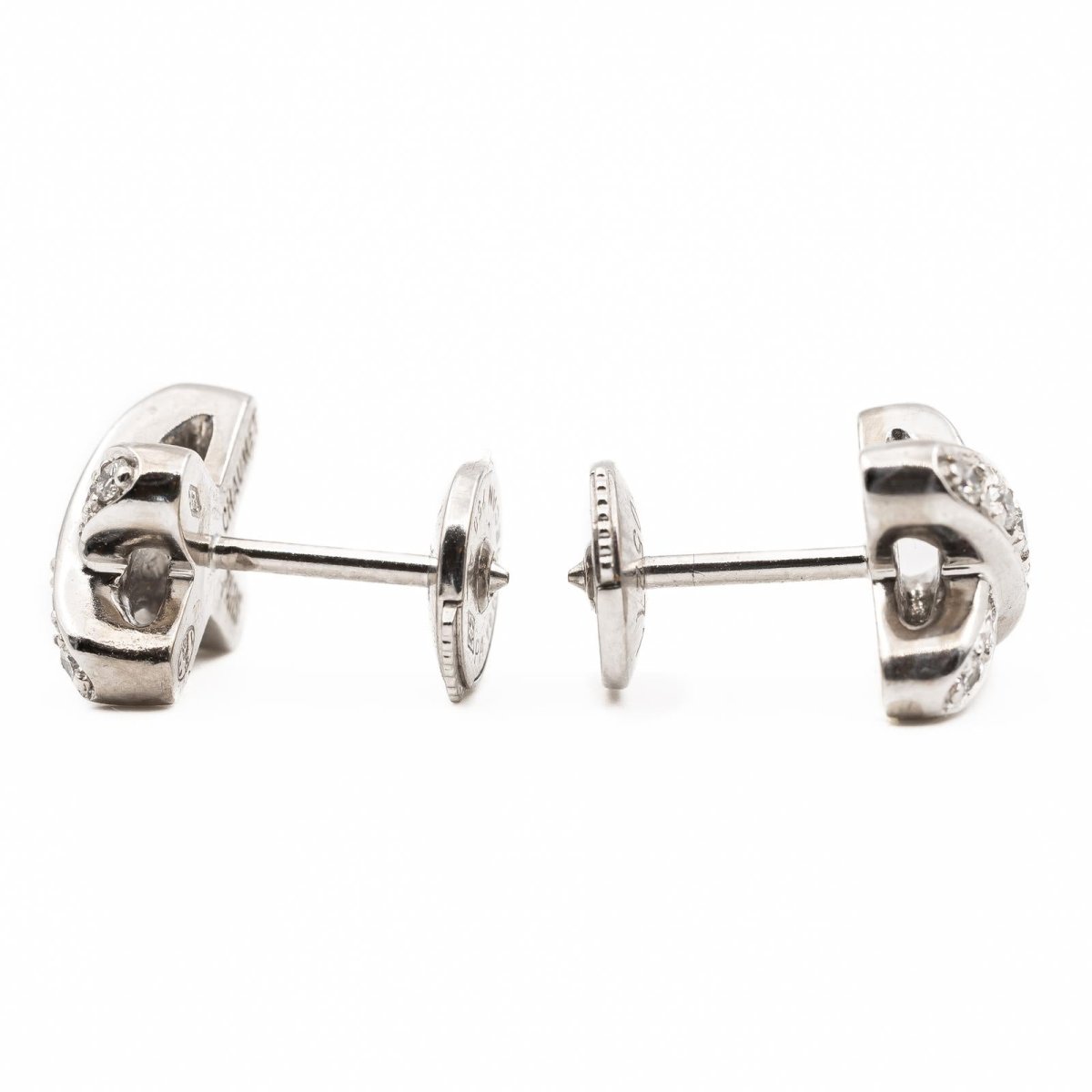 Boucles d'oreilles Puces CHAUMET "Liens" en or blanc et diamants - Castafiore