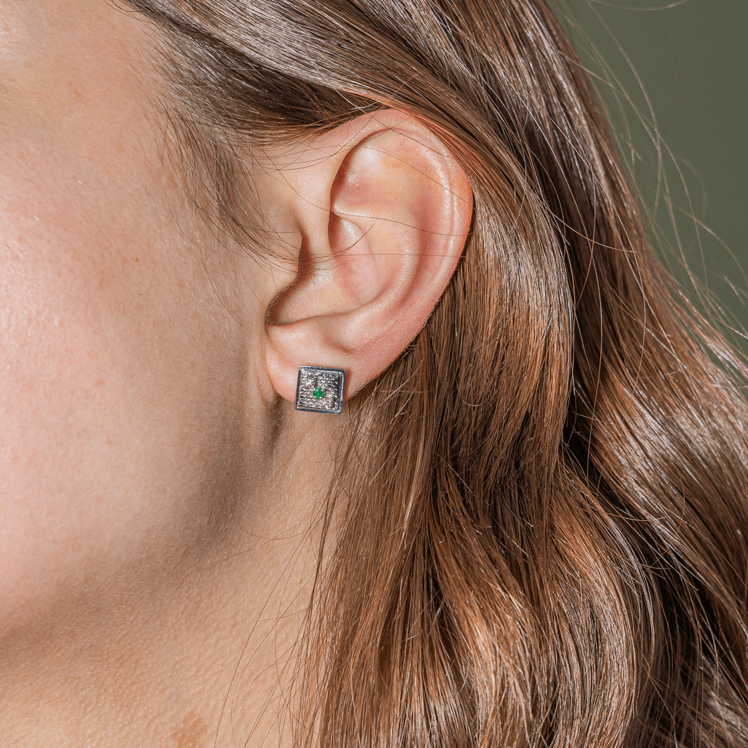 Boucles d'oreilles Puces en or blanc, émeraudes et diamants - Castafiore