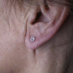 Boucles d'oreilles Puces en or blanc et diamants - Castafiore