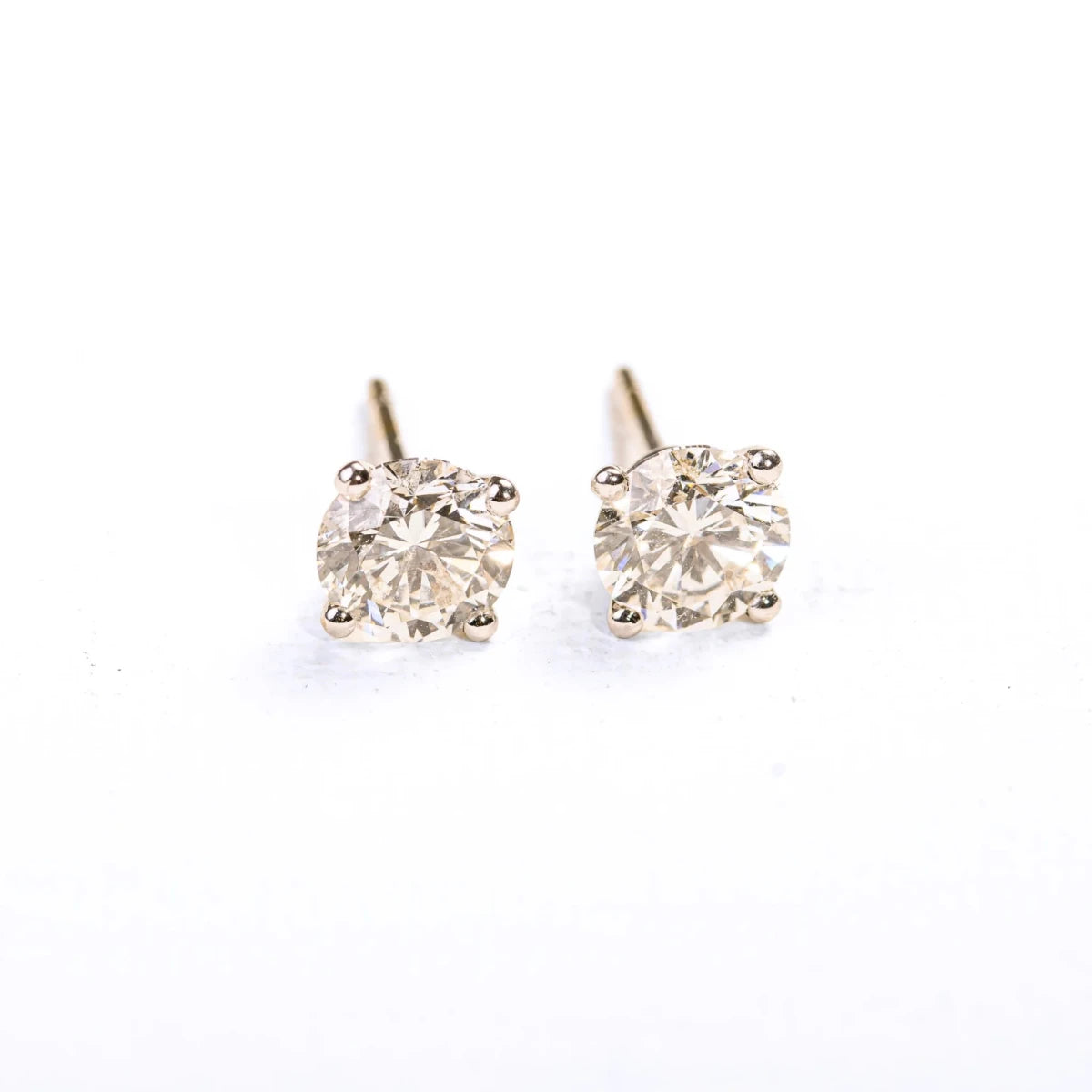 Boucles d'oreilles puces en or blanc et diamants - Castafiore