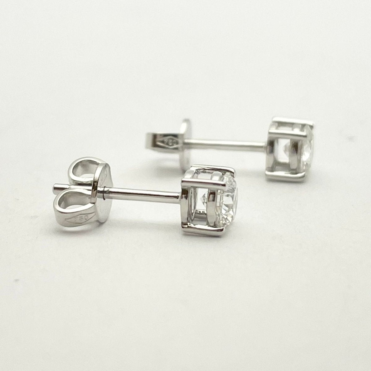 Boucles d'oreilles puces en or blanc et diamants naturels - Castafiore