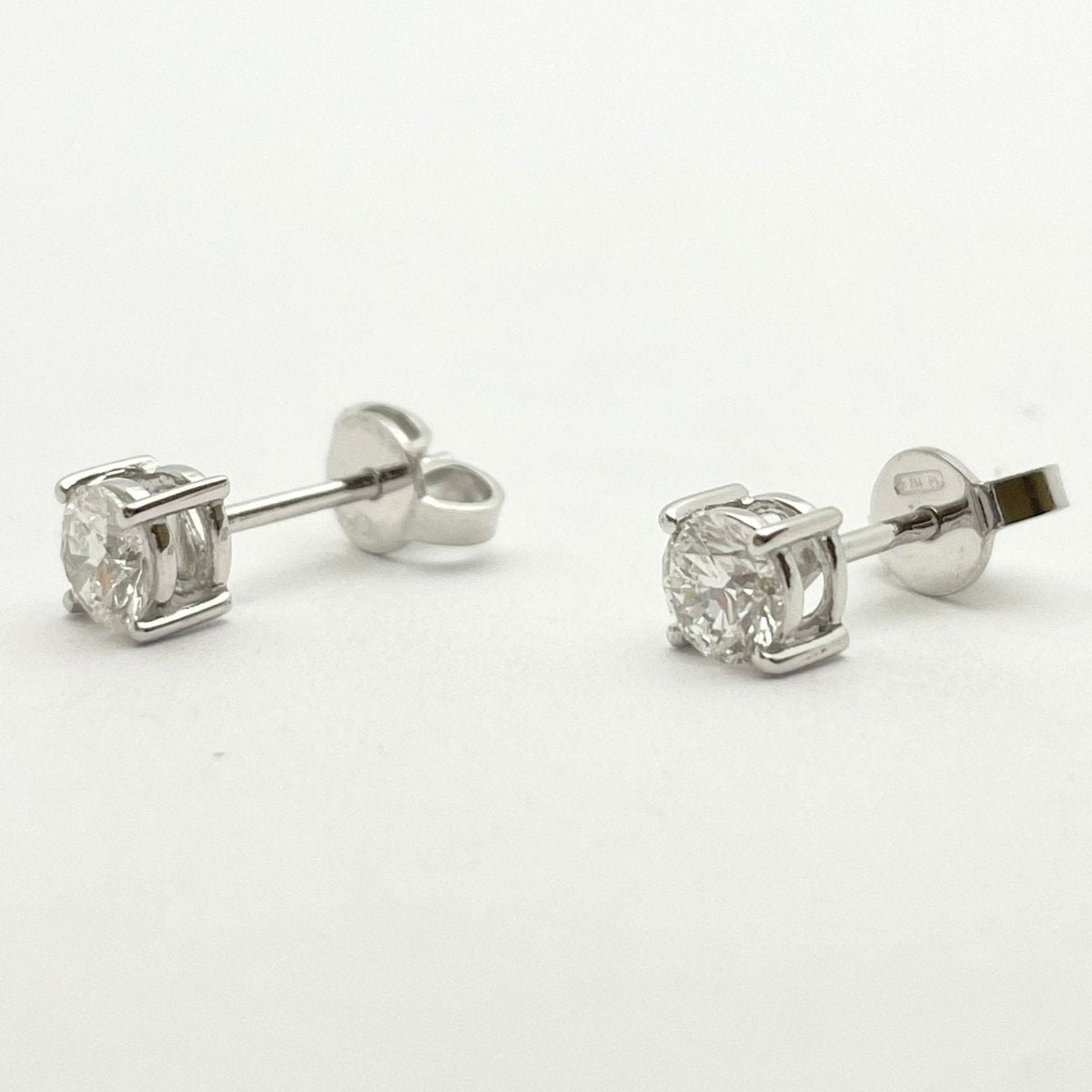 Boucles d'oreilles puces en or blanc et diamants naturels - Castafiore