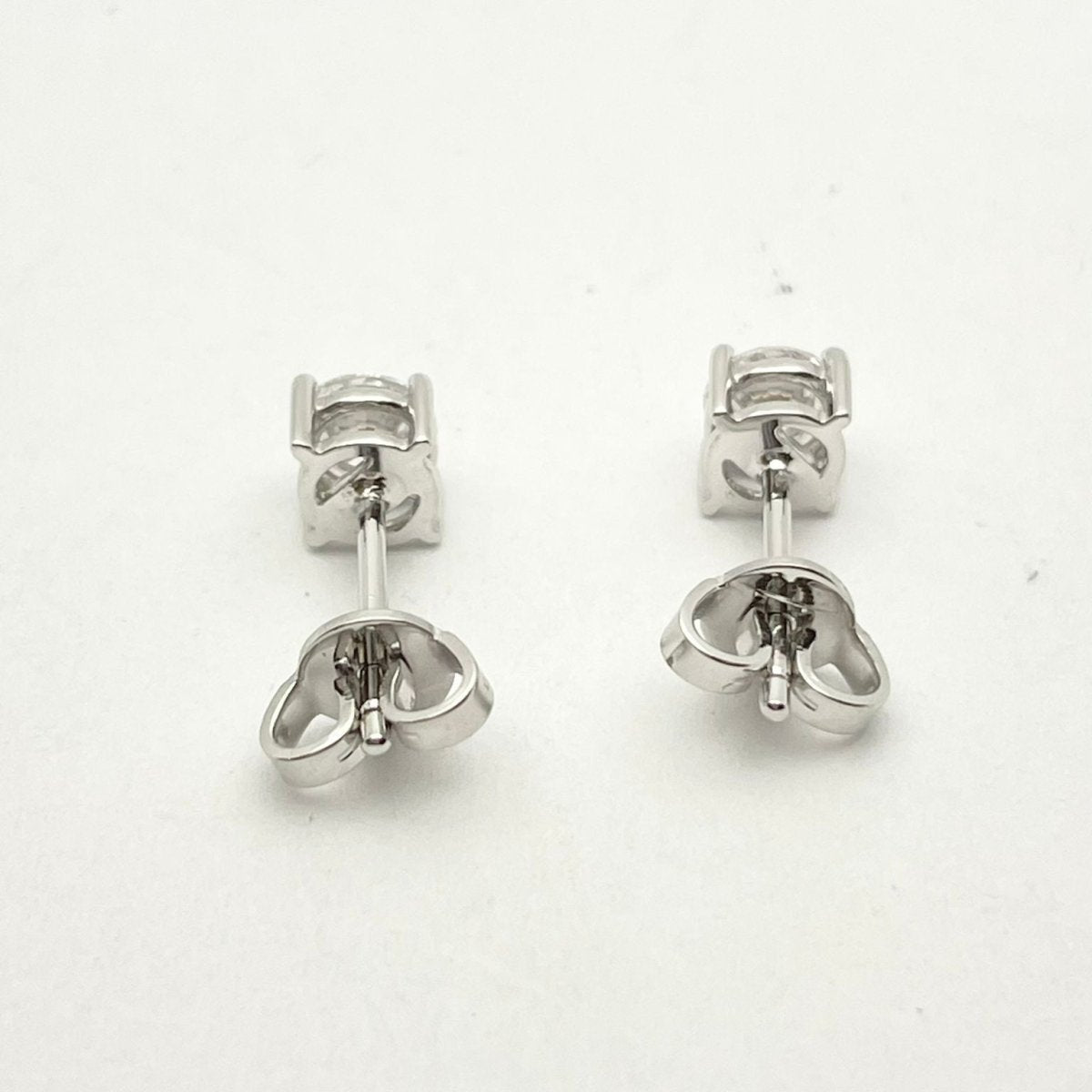 Boucles d'oreilles puces en or blanc et diamants naturels - Castafiore