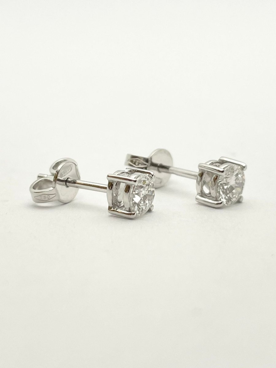Boucles d'oreilles puces en or blanc et diamants naturels - Castafiore