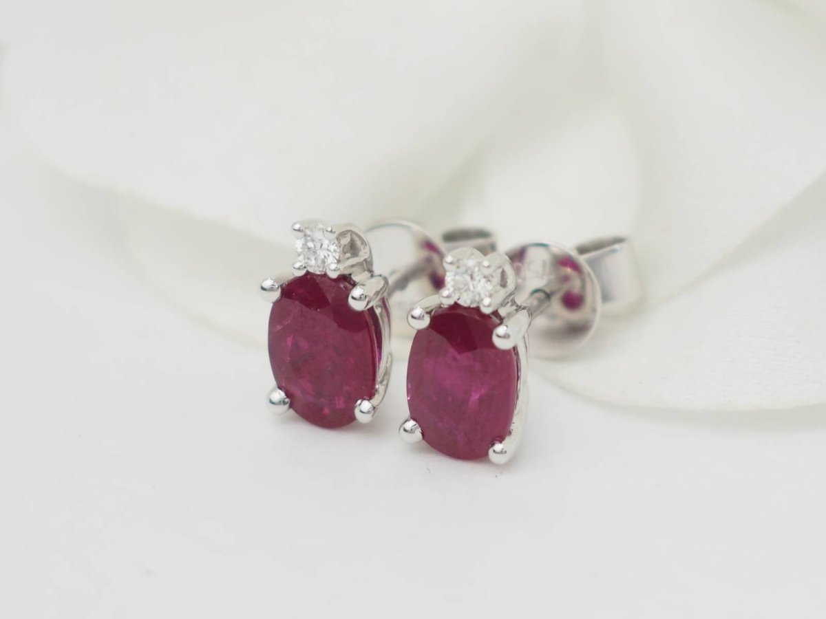 Boucles d'oreilles Puces en or blanc, rubis et diamants - Castafiore