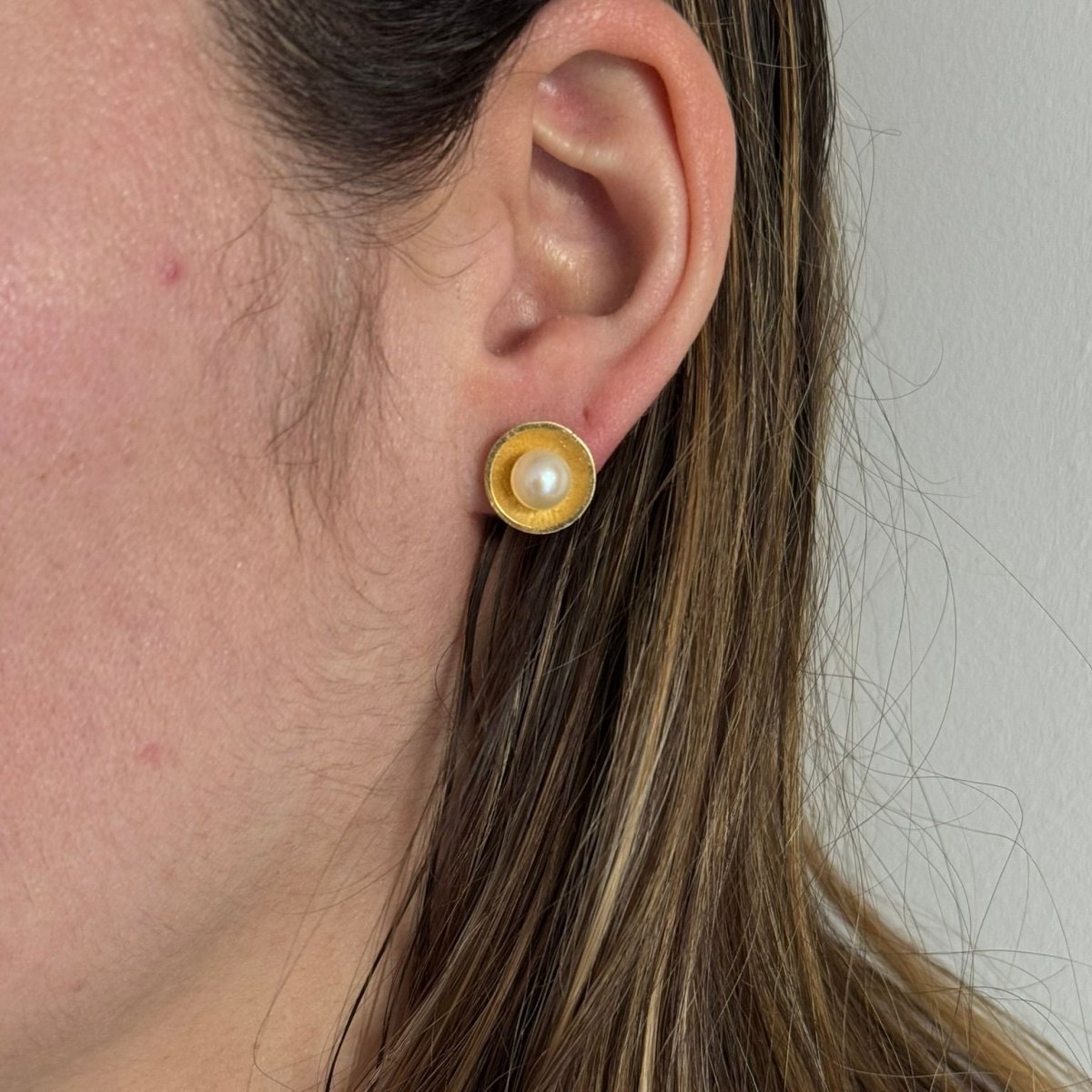 Boucles d'oreilles Puces en or jaune et perles - Castafiore