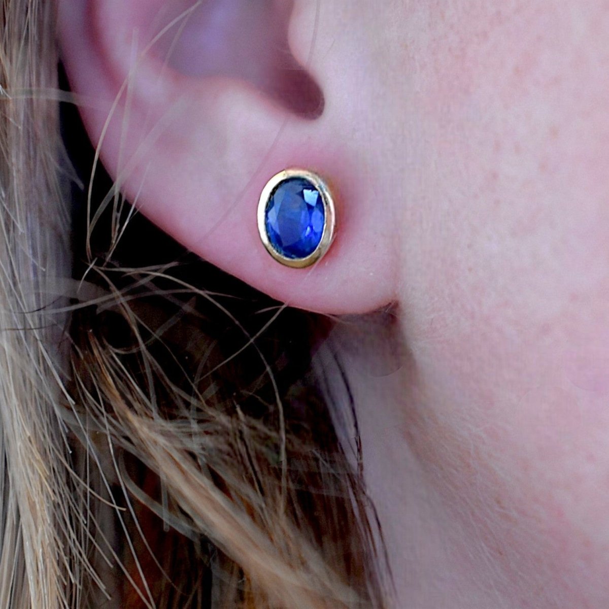 Boucles d'oreilles Puces en or jaune et saphirs - Castafiore