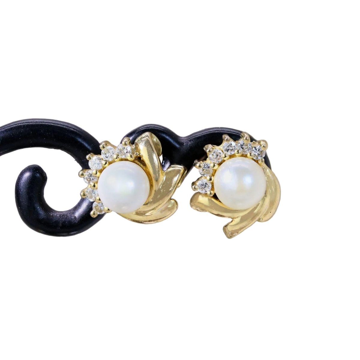 Boucles d'oreilles Puces en or jaune, perles de culture, et saphirs - Castafiore