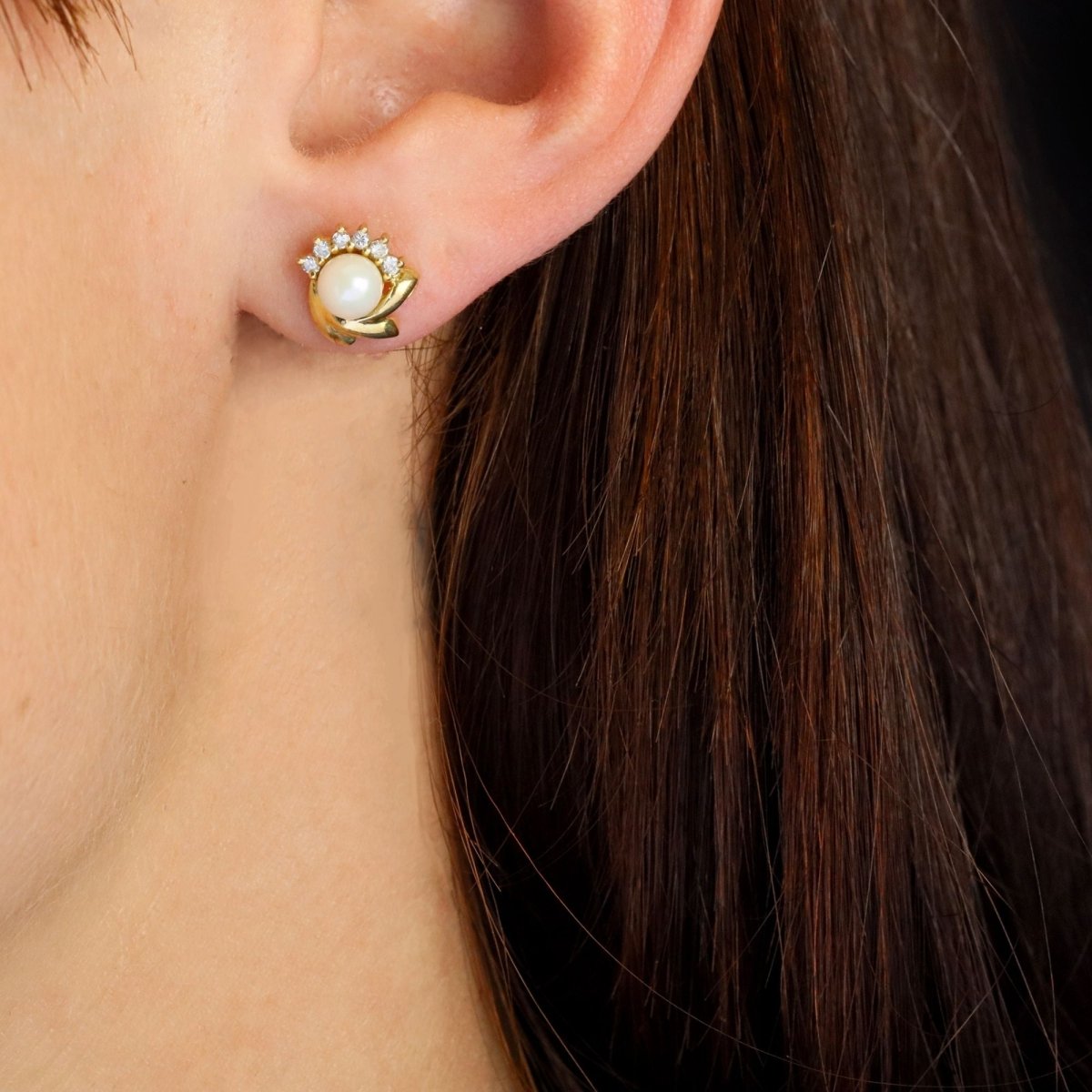 Boucles d'oreilles Puces en or jaune, perles de culture, et saphirs - Castafiore