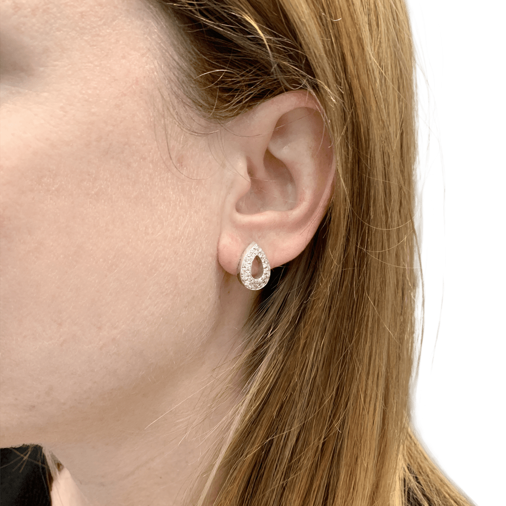Boucles d'oreilles Puces PIAGET en or blanc et diamants - Castafiore