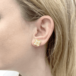 Boucles d'oreilles Puces VAN CLEEF & ARPELS "Alhambra" en or jaune et diamants - Castafiore