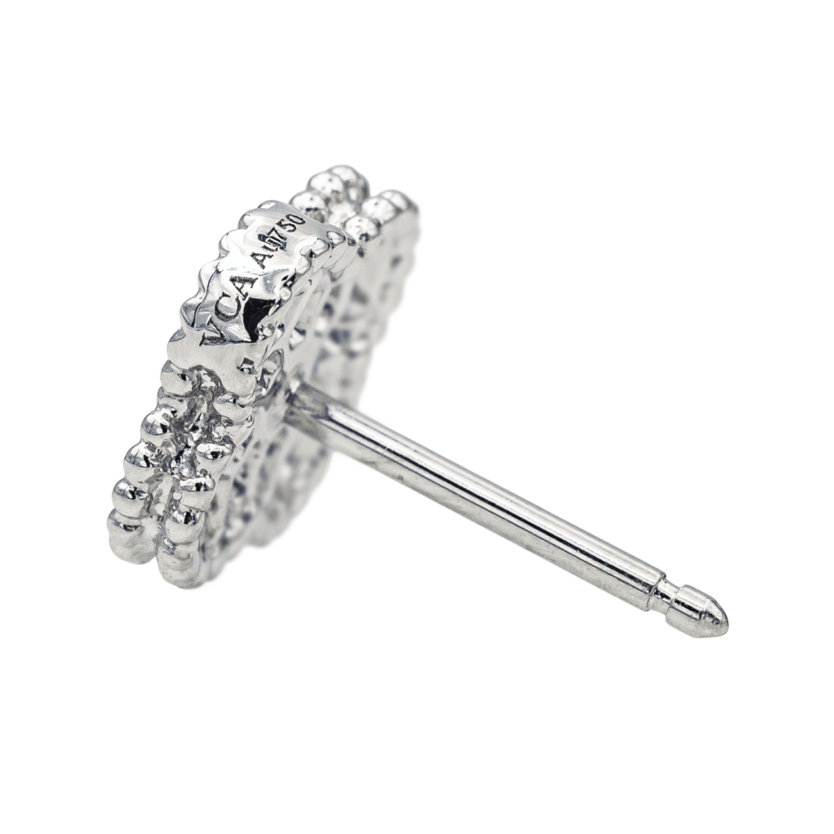 Boucles d'oreilles Puces VAN CLEEF & ARPELS "Sweet Alhambra" en or blanc et diamants - Castafiore