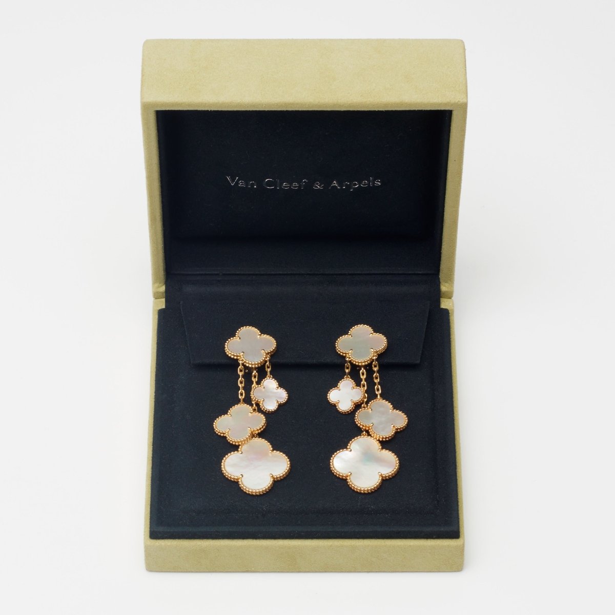 Boucles d’oreilles Van Cleef & Arpels Magic Alhambra 4 motifs - Castafiore