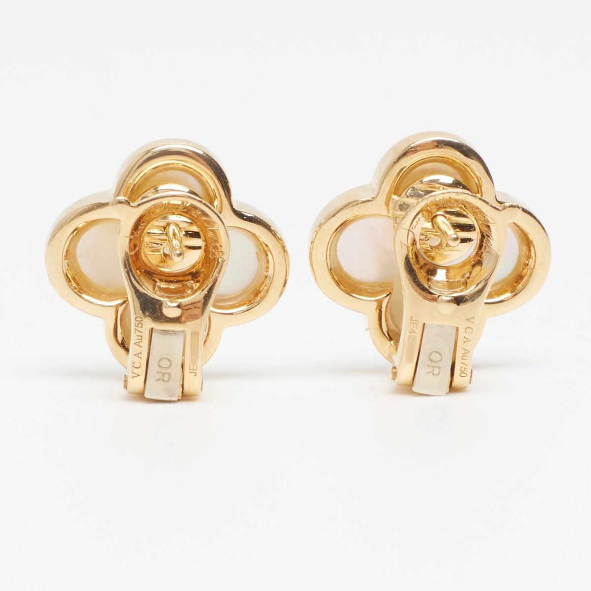 Boucles d’oreilles Van Cleef & Arpels Pure Alhambra Nacre en or jaune - Castafiore