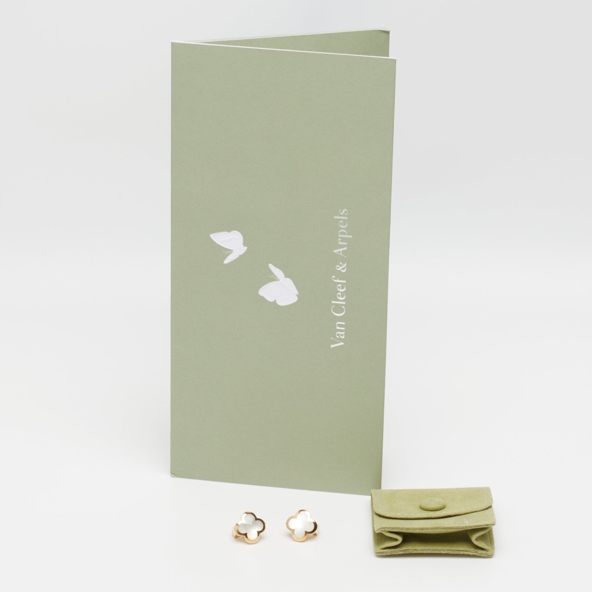 Boucles d’oreilles Van Cleef & Arpels Pure Alhambra Nacre en or jaune - Castafiore