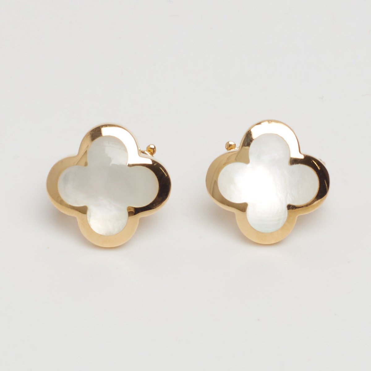 Boucles d’oreilles Van Cleef & Arpels Pure Alhambra Nacre en or jaune - Castafiore