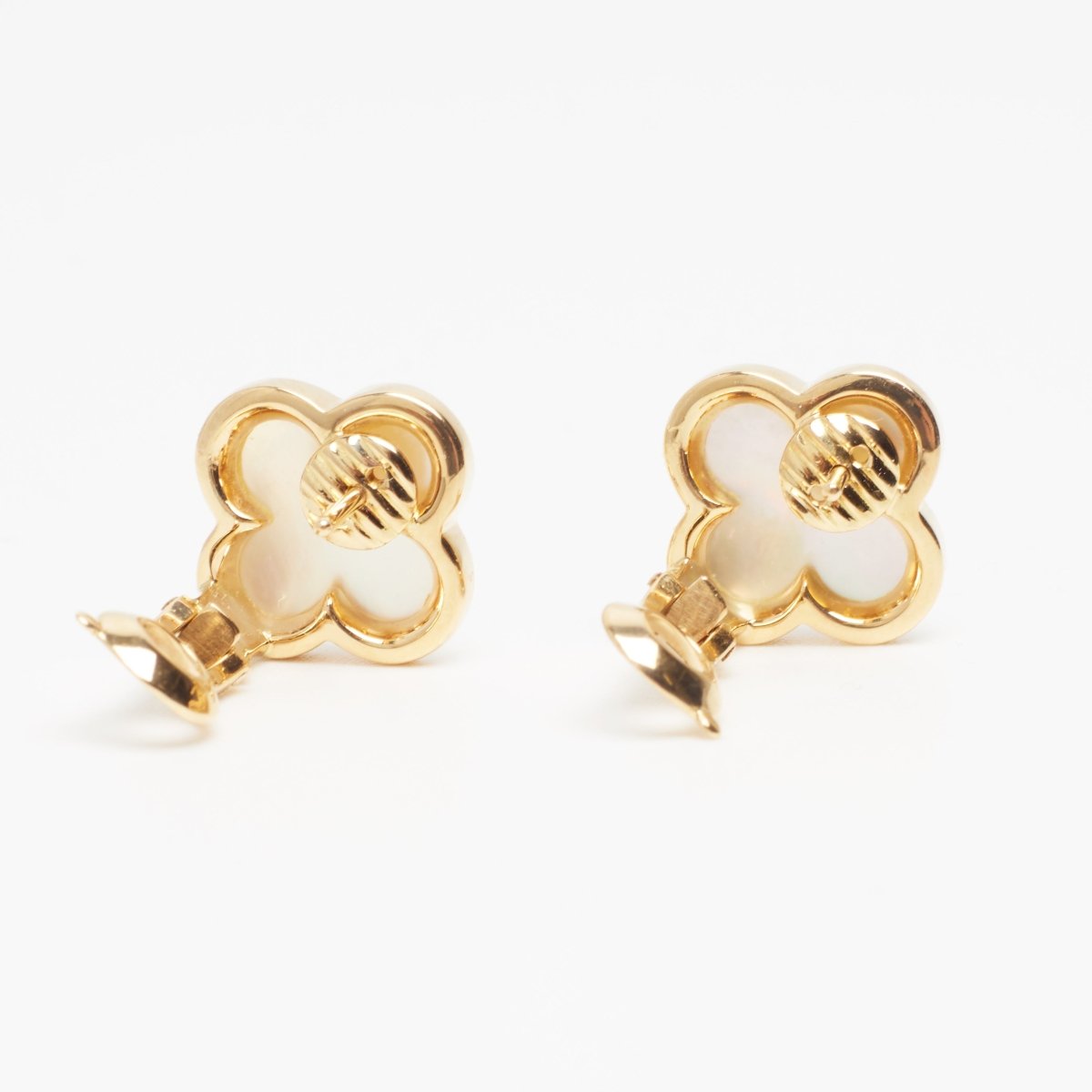 Boucles d’oreilles Van Cleef & Arpels Pure Alhambra Nacre en or jaune - Castafiore