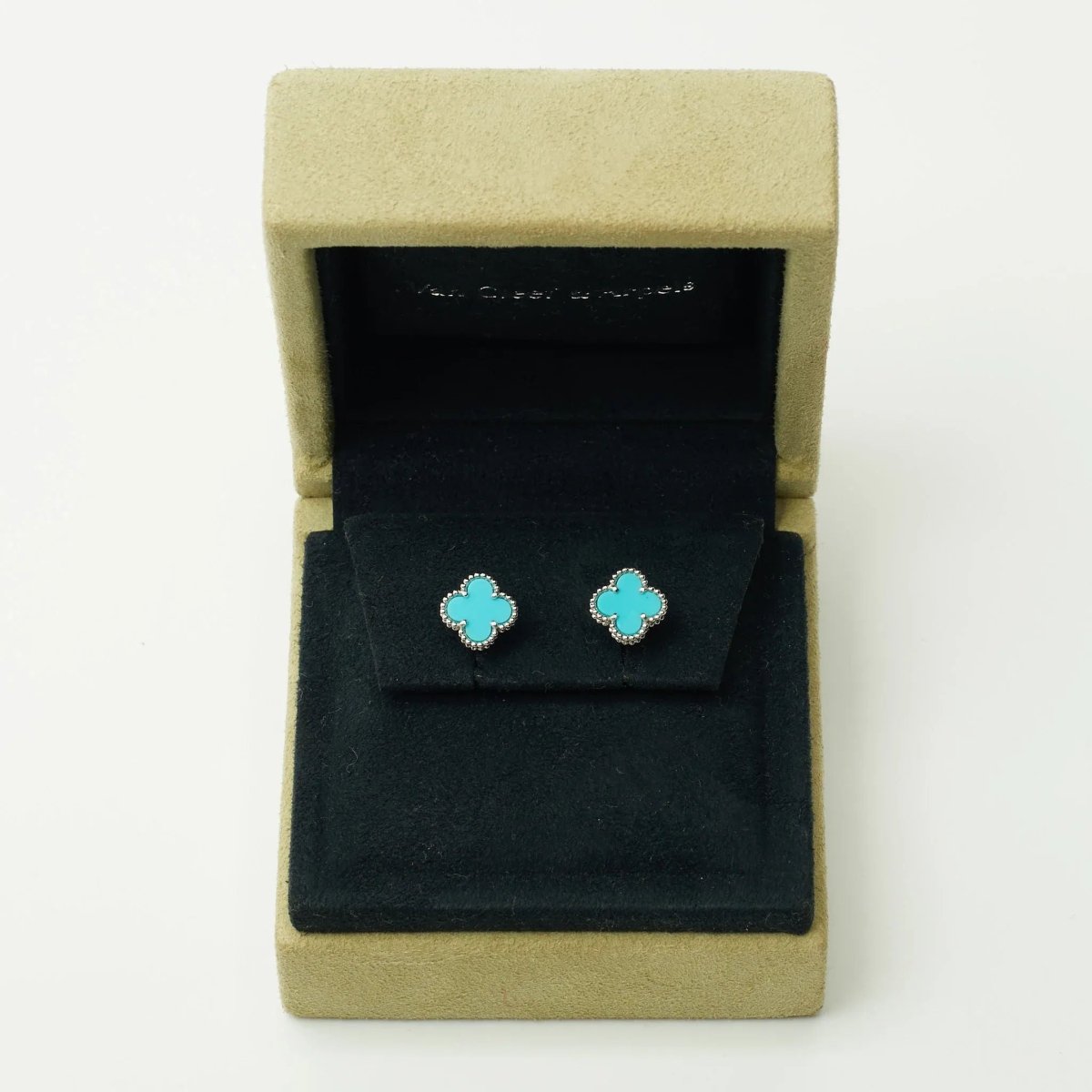 Boucles d’oreilles Van Cleef & Arpels Sweet Alhambra turquoise en or blanc - Castafiore