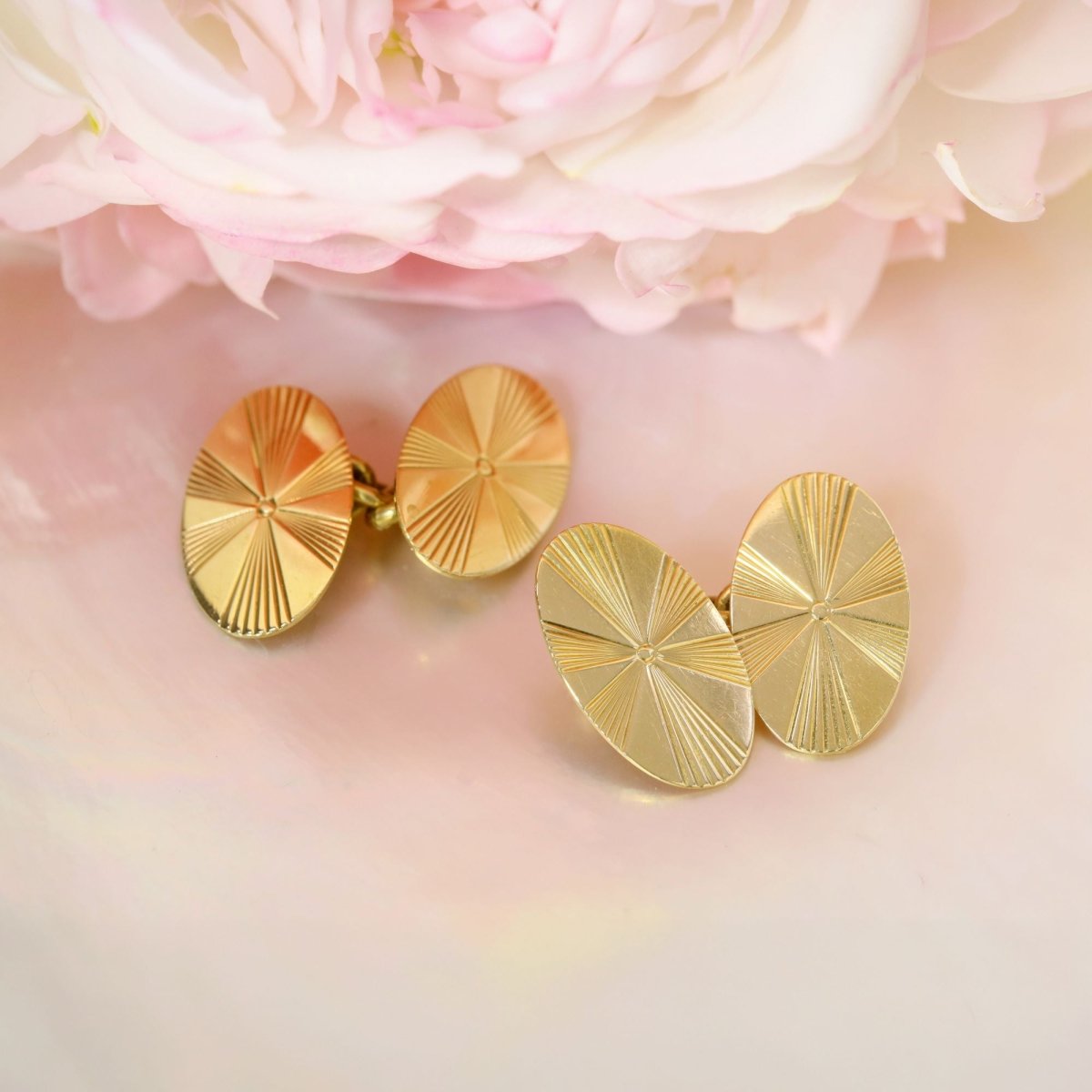 Cufflinks yellow gold radiant chased oval