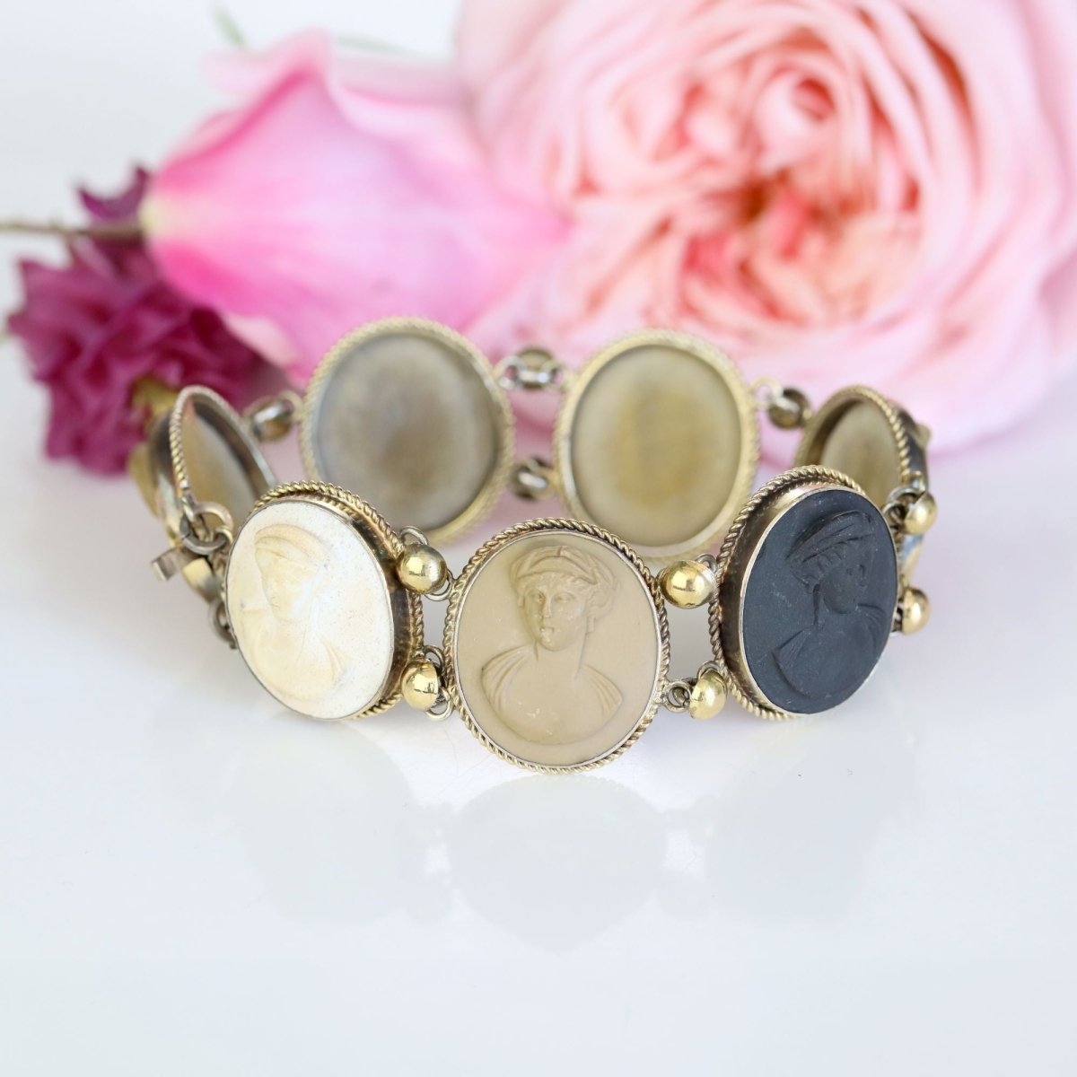 Bracelet former ruddy and cameos lava stones