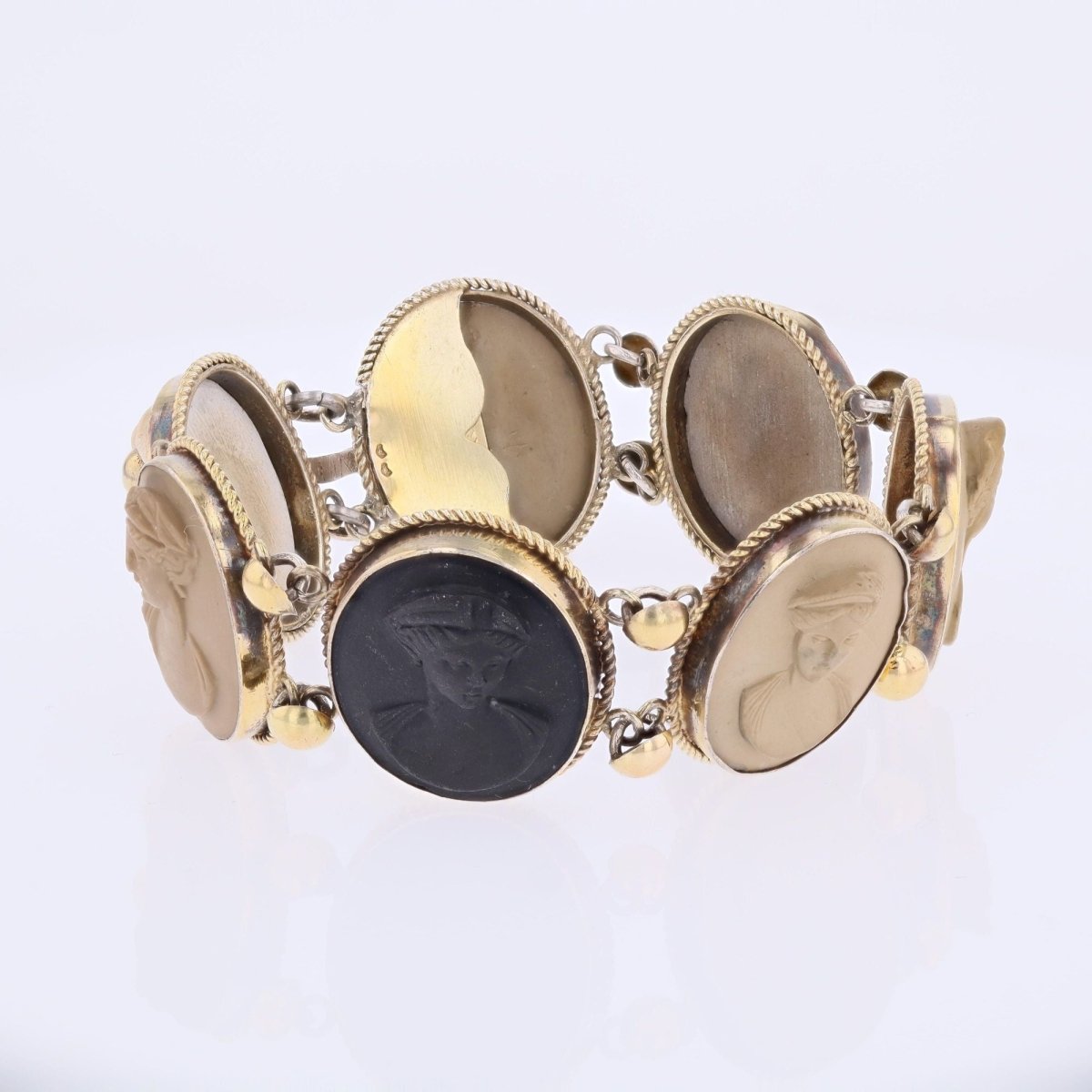 Bracelet former ruddy and cameos lava stones
