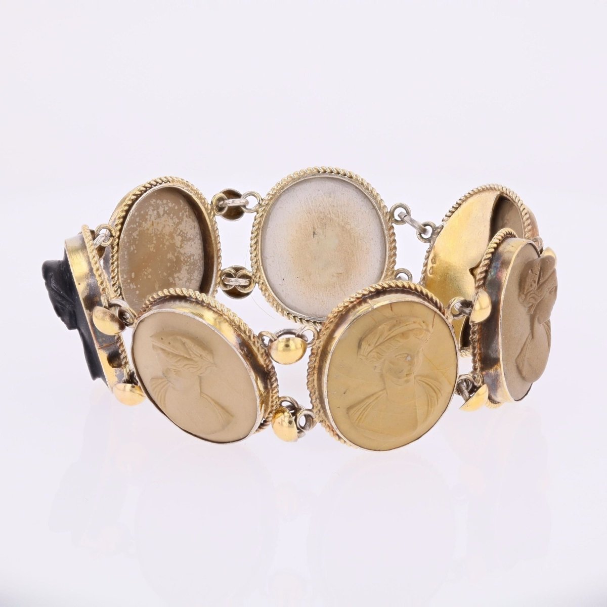 Bracelet former ruddy and cameos lava stones
