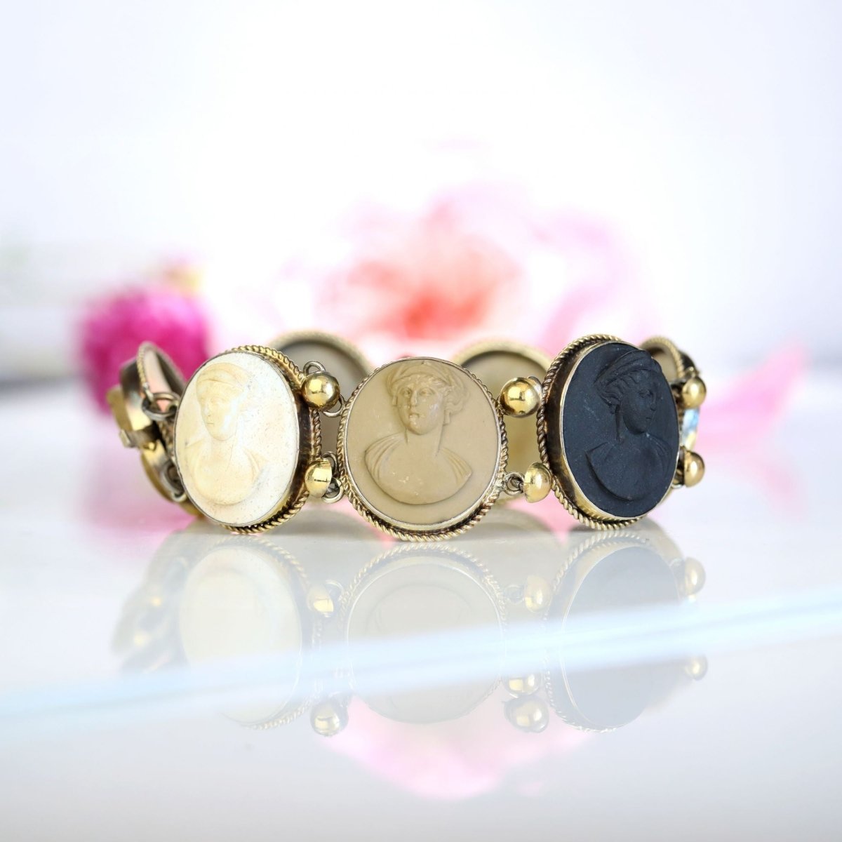 Bracelet former ruddy and cameos lava stones