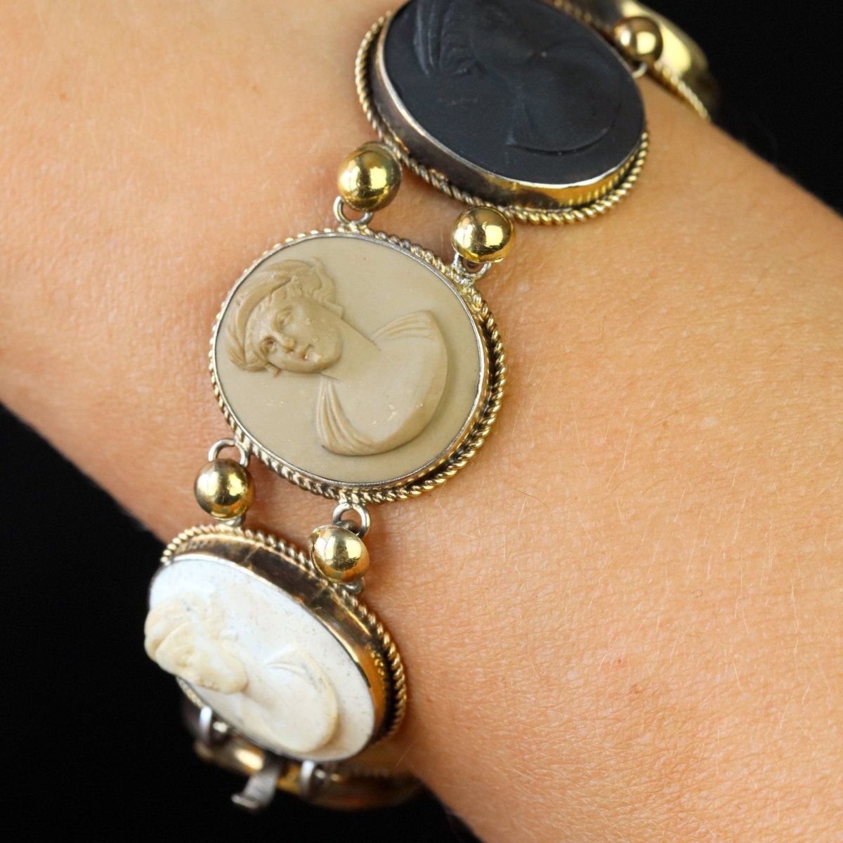 Bracelet former ruddy and cameos lava stones