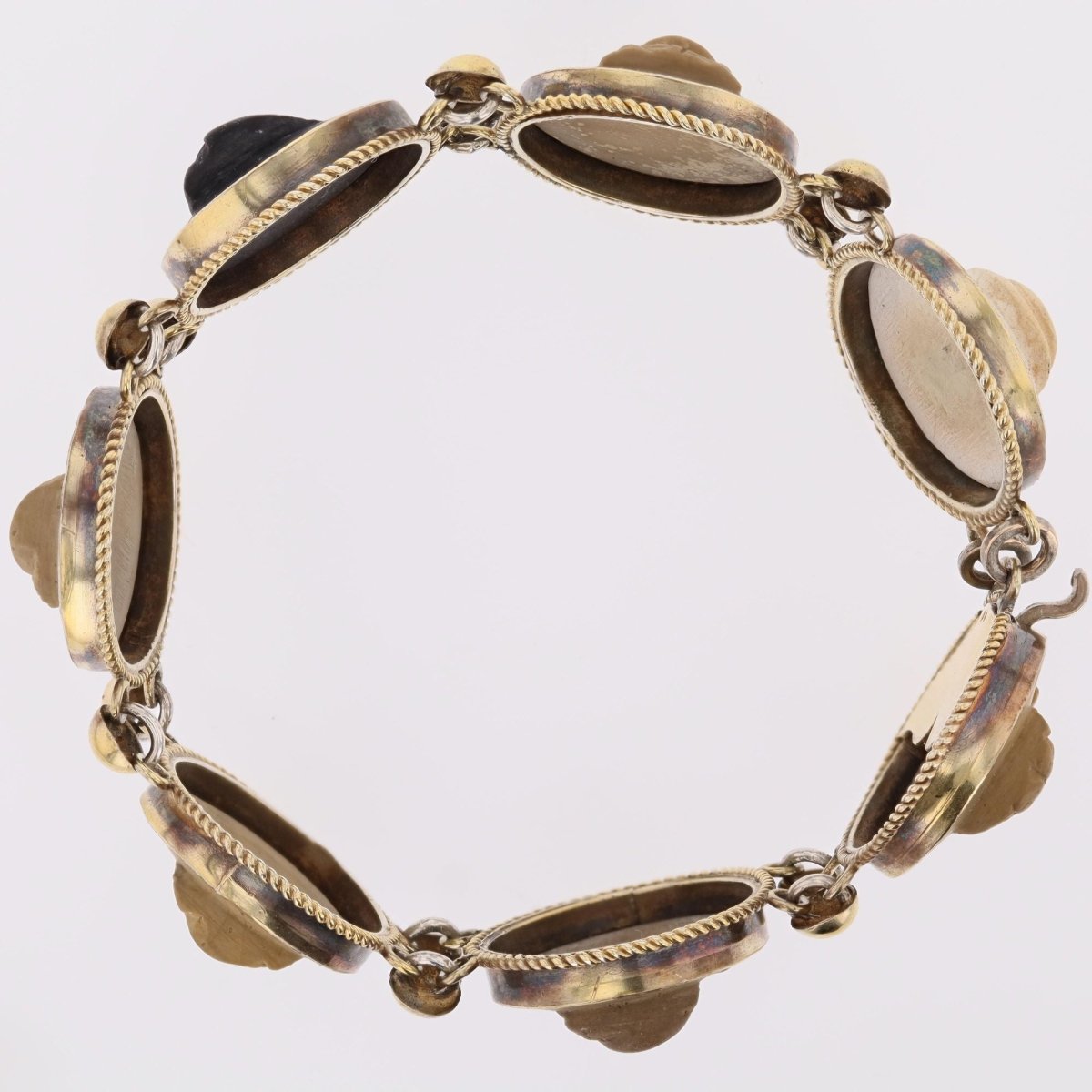 Bracelet former ruddy and cameos lava stones