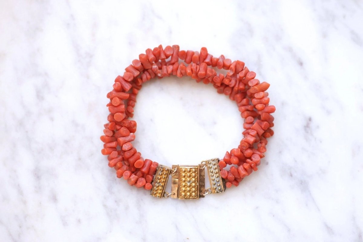 Bracelet ancien trois rangs de corail, fermoir or - Castafiore