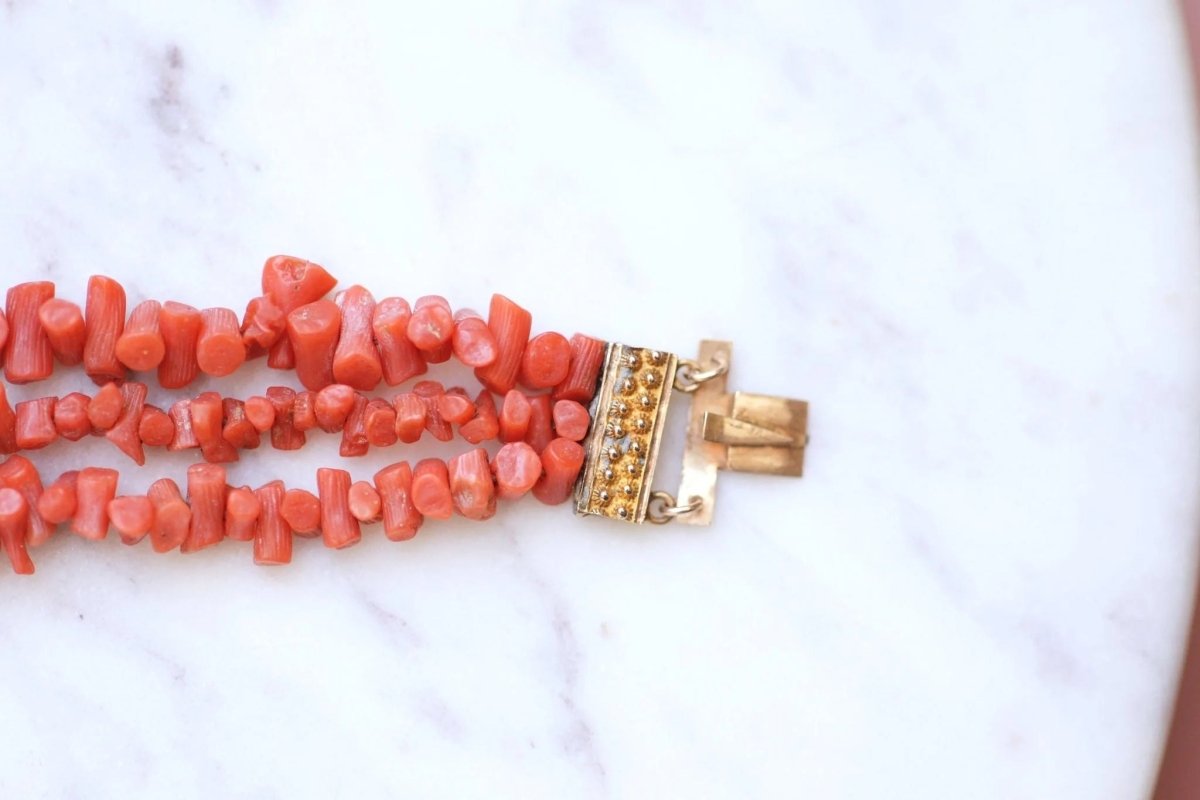 Bracelet ancien trois rangs de corail, fermoir or - Castafiore