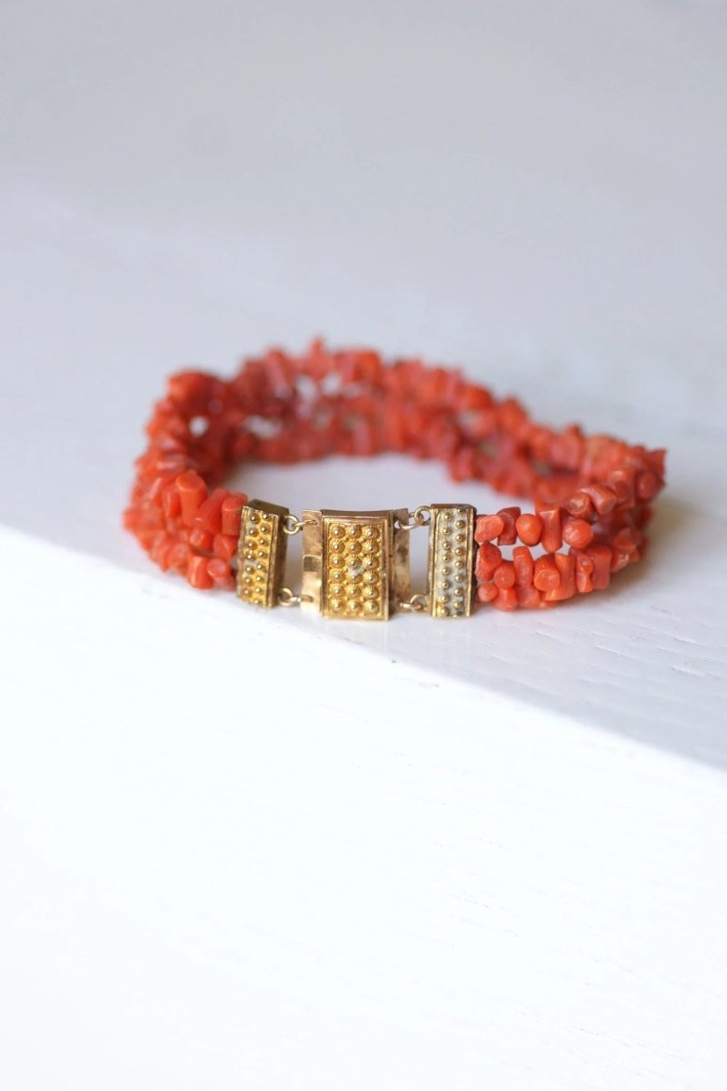 Bracelet ancien trois rangs de corail, fermoir or - Castafiore