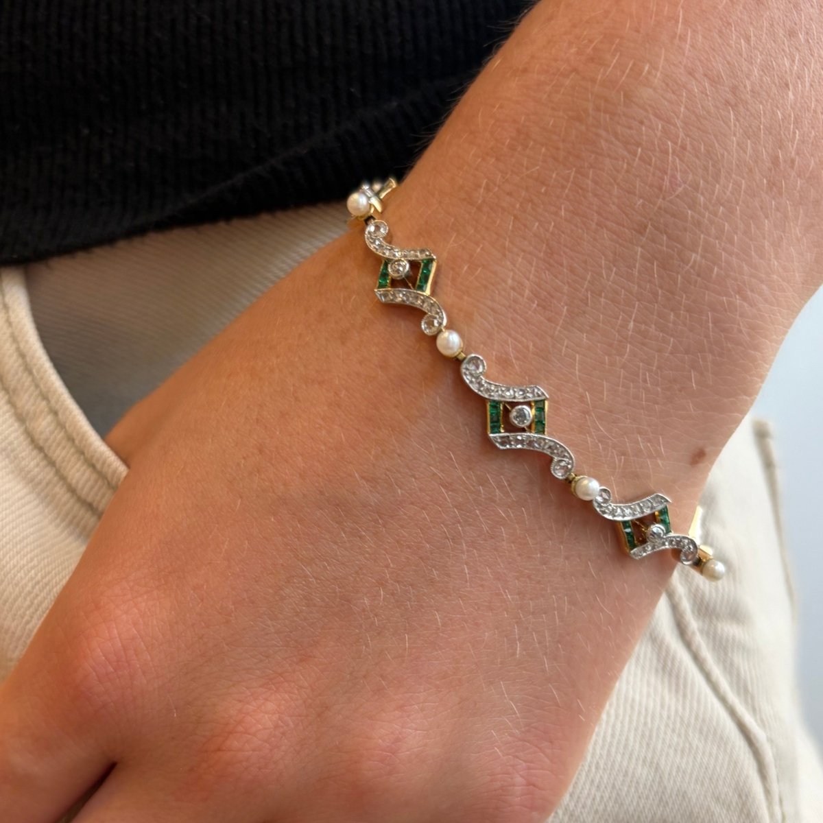Bracelet Art Deco en or jaune, platine, perles, émeraudes et diamants - Castafiore