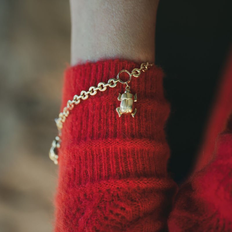 Bracelet Breloque CARTIER "Scarab" en or jaune - Castafiore