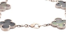 Bracelet Breloque VAN CLEEF & ARPELS "Vintage Alhambra" en or blanc et nacre - Castafiore