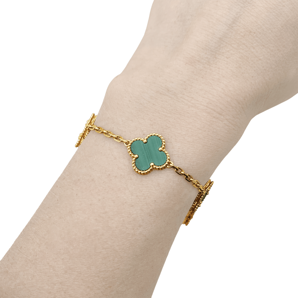 Bracelet Breloque VAN CLEEF & ARPELS "Vintage Alhambra" en or jaune et malachite - Castafiore