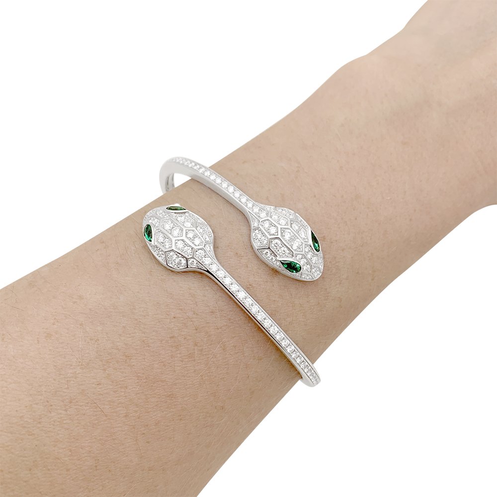 Bracelet BULGARI "Serpenti Seduttori" en or blanc, émeraudes et diamants - Castafiore