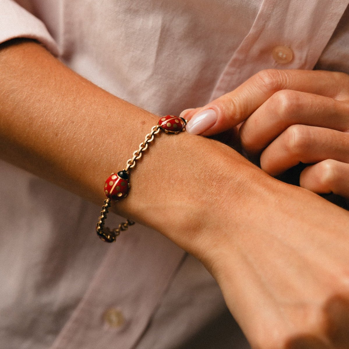 Bracelet CARTIER "Coccinelles" en or jaune et émail - Castafiore