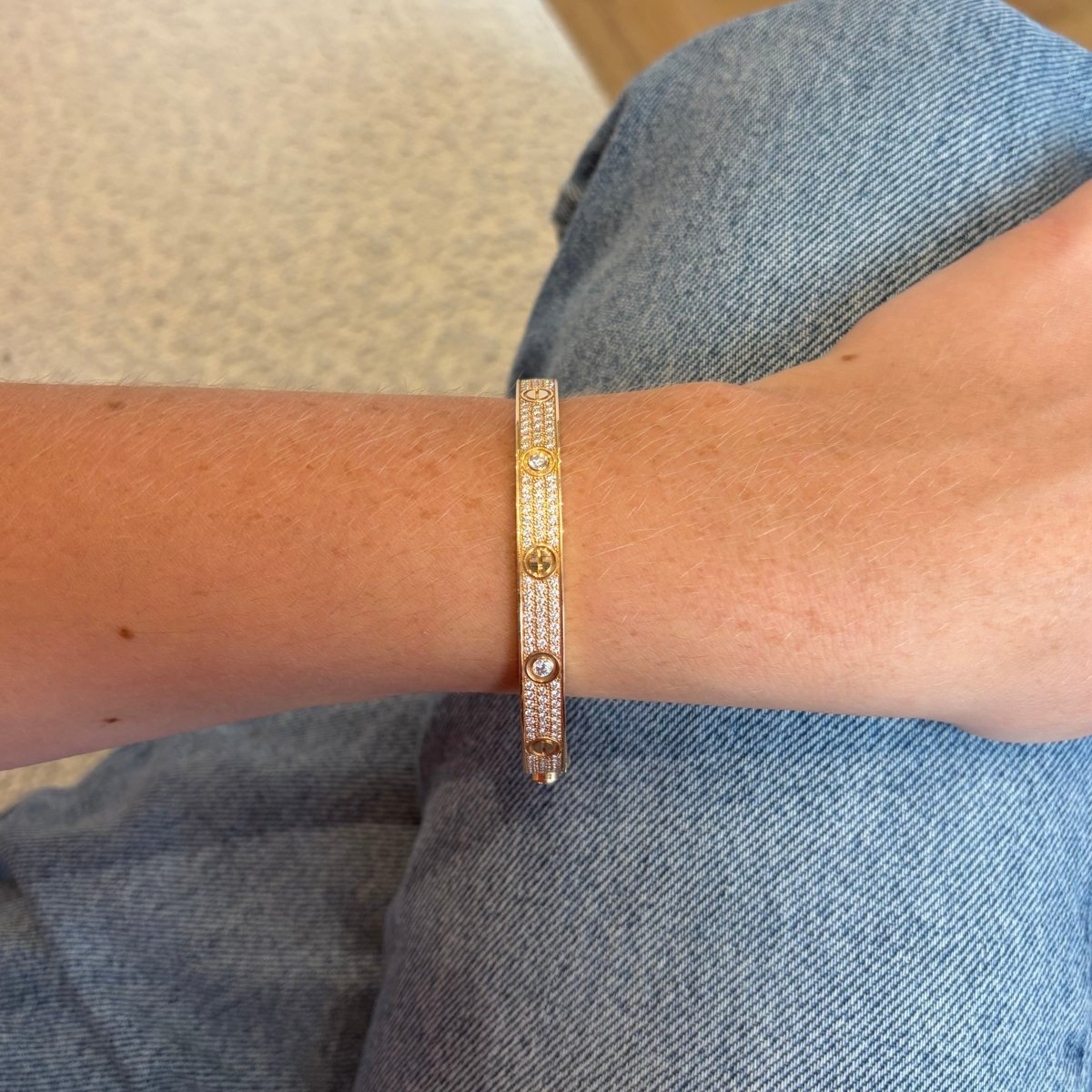 Bracelet CARTIER "Love" Modèle Classique Pavé en or rose et diamants - Castafiore