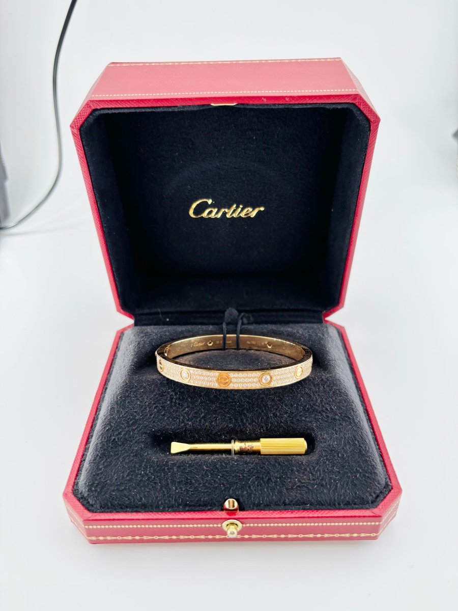 Bracelet CARTIER "Love" Modèle Classique Pavé en or rose et diamants - Castafiore