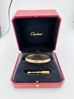 Bracelet CARTIER "Love" Modèle Classique Pavé en or rose et diamants - Castafiore