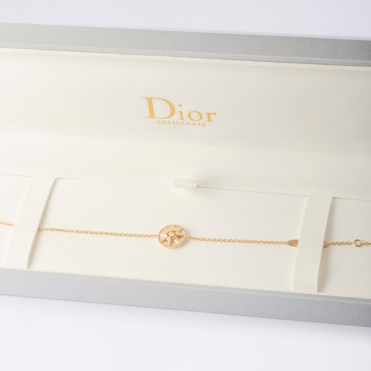 Bracelet DIOR "rose des vents" en or jaune, diamant et nacre - Castafiore
