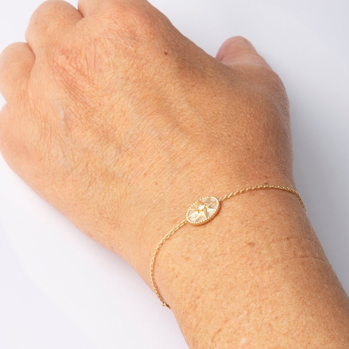 Bracelet DIOR "rose des vents" en or jaune, diamant et nacre - Castafiore